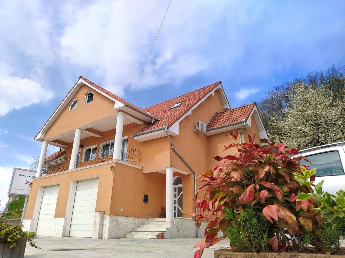 Hillside Hotel Oradea Buitenkant foto