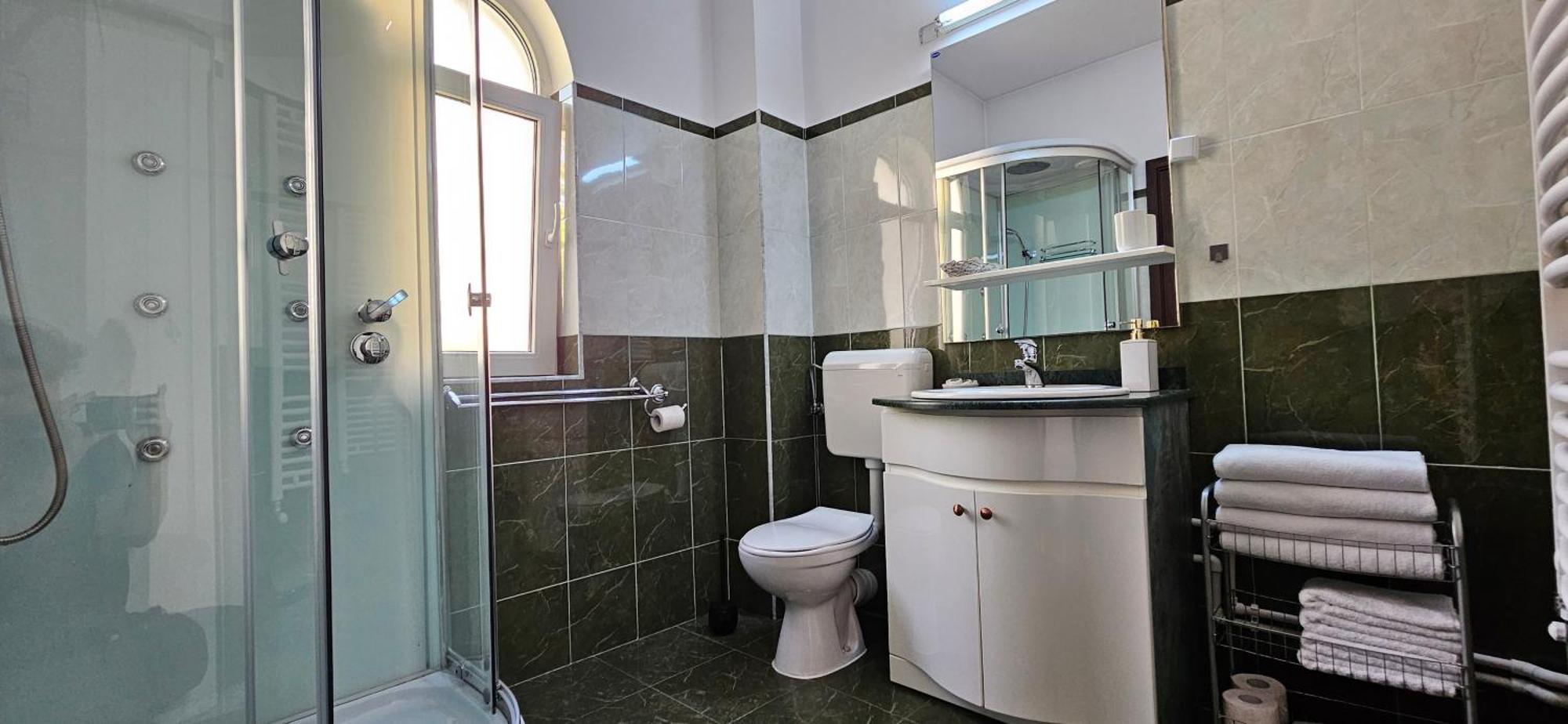 Hillside Hotel Oradea Buitenkant foto
