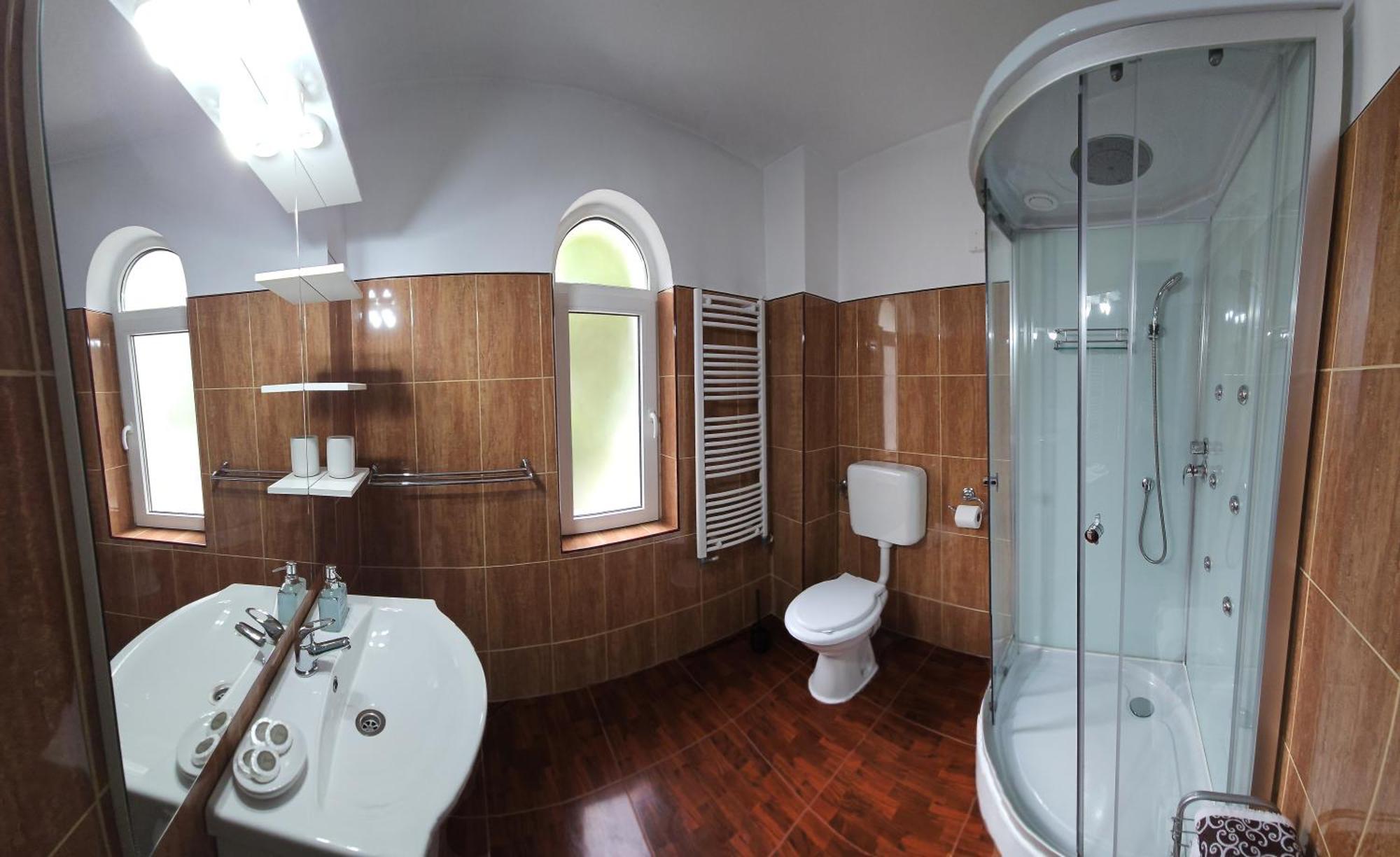 Hillside Hotel Oradea Buitenkant foto