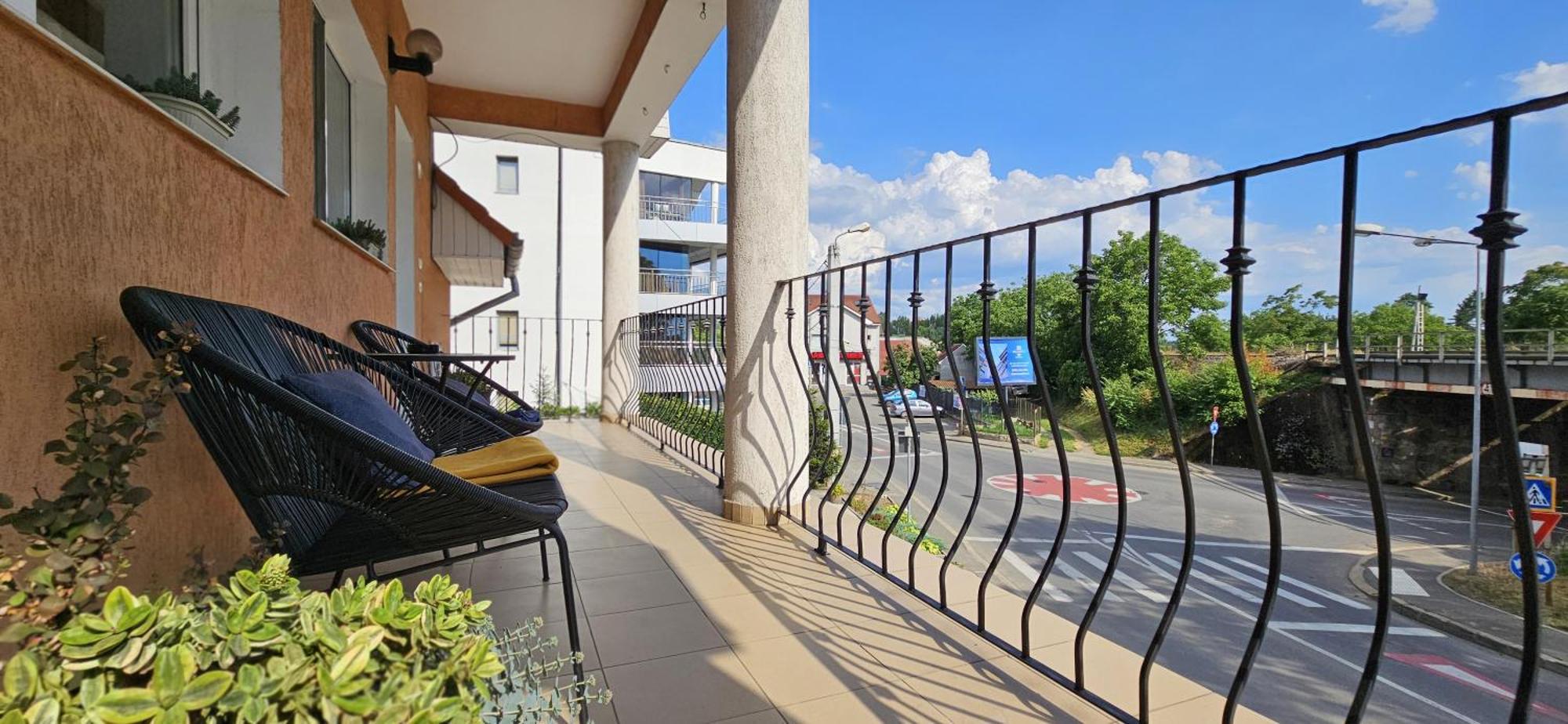 Hillside Hotel Oradea Buitenkant foto