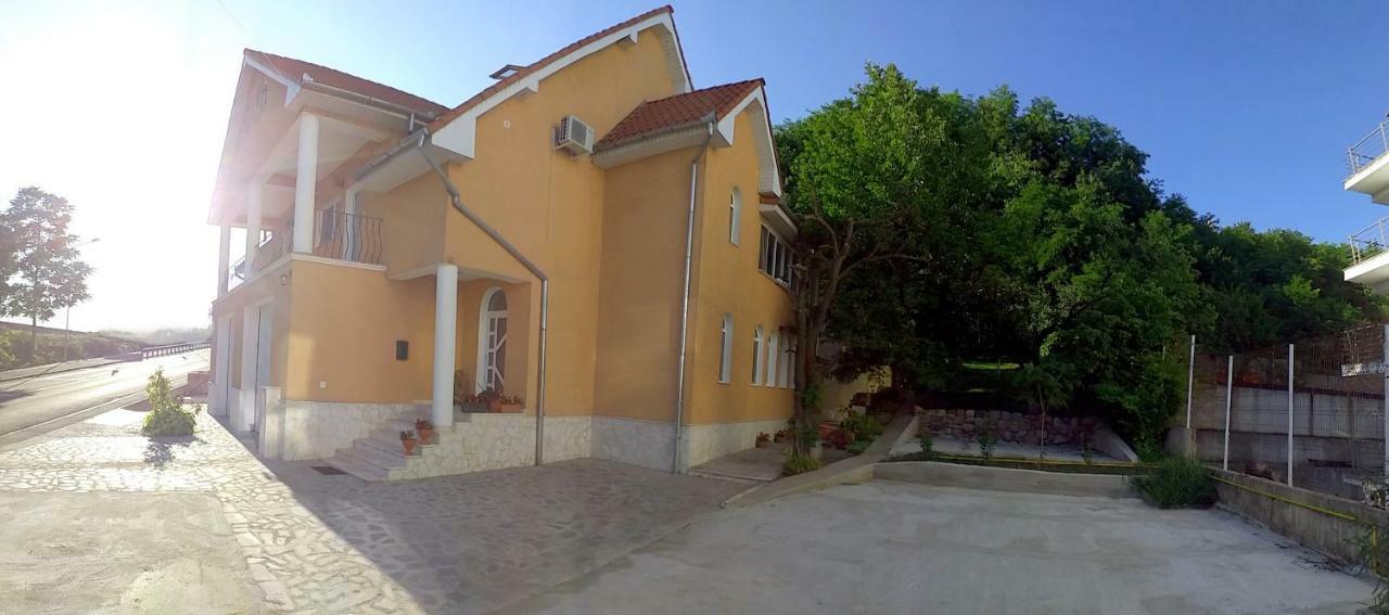 Hillside Hotel Oradea Buitenkant foto